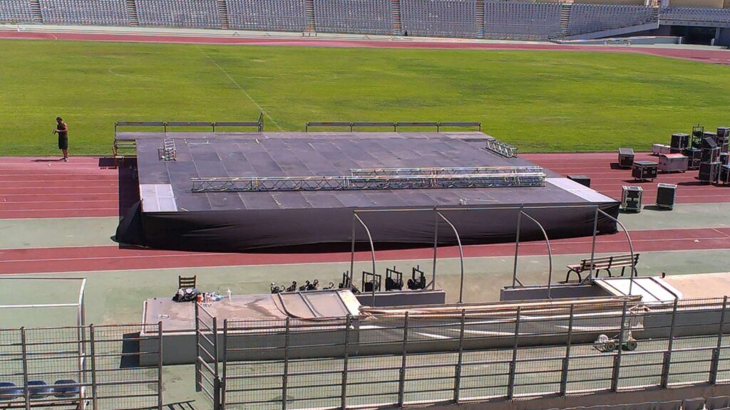 Εξέδρα σε συναυλία μέσα σε στάδιο άθλησης