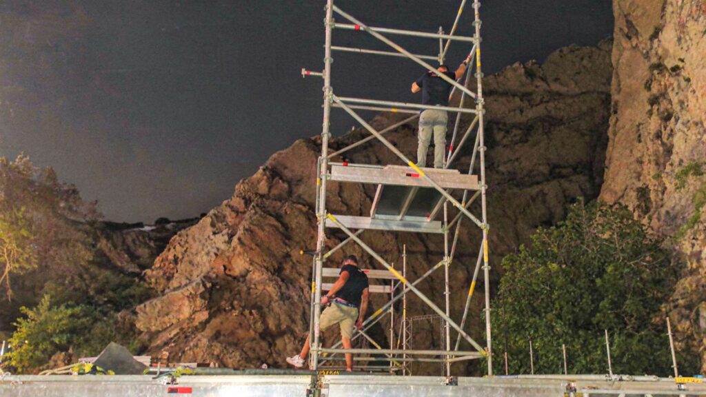 Εξέδρα για live συναυλία με ενσωματωμένο κάθετο πύργο για τη στήριξη εξοπλισμού (πχ.: ηχητικά, φώτα, κάμερες λήψης κλπ).