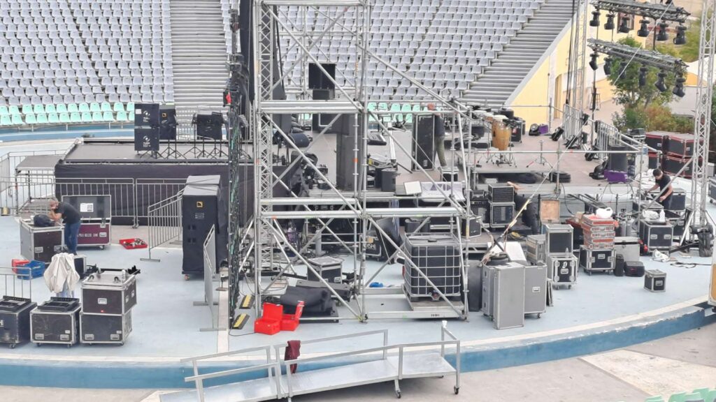 Εξέδρα και ανυψωτικές κατασκευές σε συναυλία στο χώρο θεάτρου.