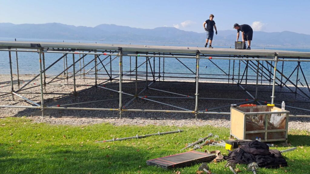 Εξέδρα σε συναυλία δίπλα στη θάλασσα