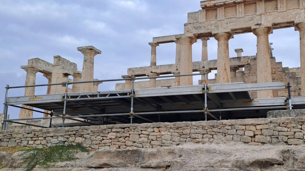 Ειδική εξέδρα σε αρχαιολογικό χώρο για πολιτιστικές εκδηλώσεις