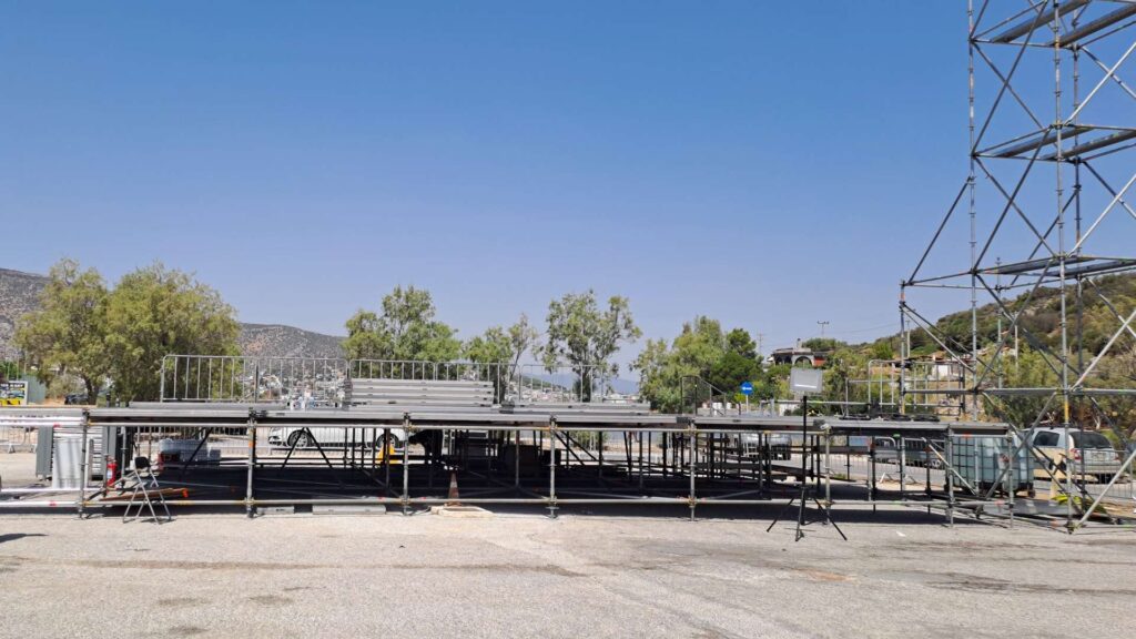 Εξέδρα συναυλίας σε εξωτερικό, επίπεδο χώρο