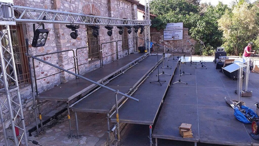 Ειδική κατασκευή εξέδρας με επίπεδα για την εξυπηρέτηση αναγκών χορωδίας