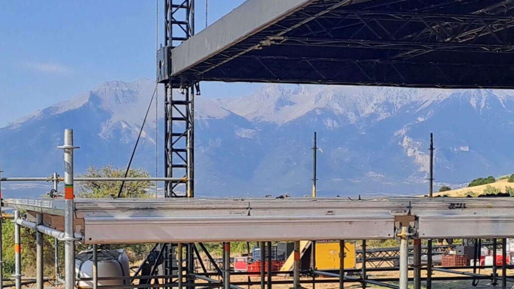 Εξέδρα σε συναυλία με τράσες στις οποίες στηρίζεται η το στέγαστρο της σκηνής